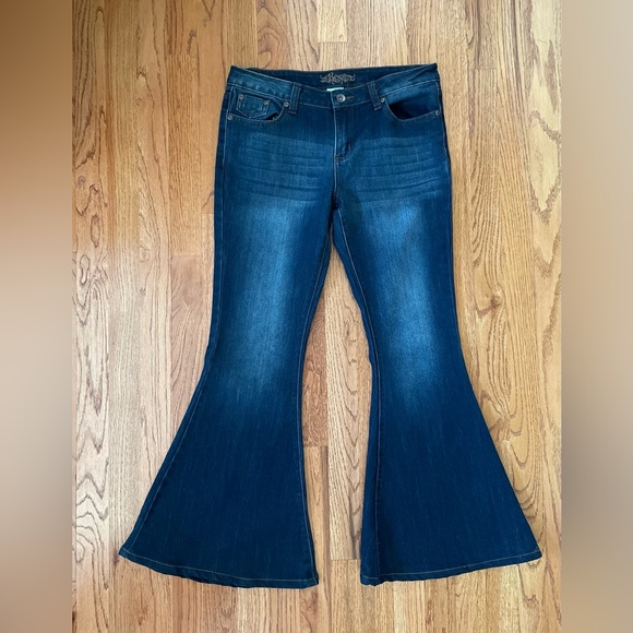 RARE Revolt VTG Flare/Bellbottom Jeans. Junior Size 9. Never worn. - Picture 1 of 15